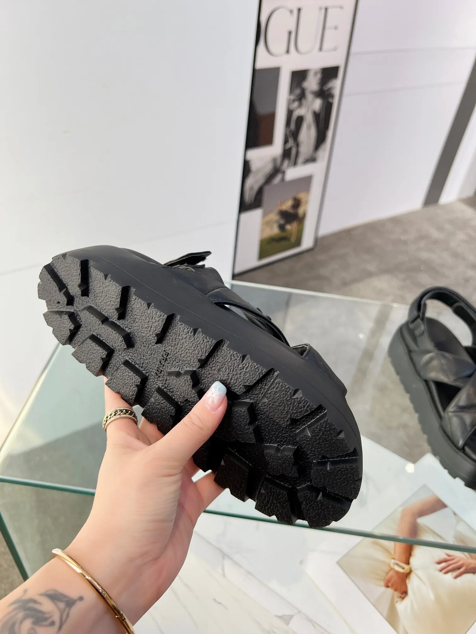👟👟Ex-factory price 460👟👟 PRADA 2025 vs spring and summer popular sandals series... [Thick-soled double-button sandals] Original 1:1 customization, this year's most fashionable and popular retro British style, simple and elegant, all styles are good-looking, platform thick soles make you slimmer and taller, very comfortable, fashionable and versatile... Many Internet celebrities are on their feet. These platform round-toe thick-soled shoes are very popular this year. They can be worn (increased) for both leisure and leisure. ❶Material: Customized imported calf leather ❷Inner: Customized imported sheepskin ❸Outsole: Original molded ultra-light outsole ❹Sole thickness: 5.5cm ❺Number of yards: 35-40 ❻Packaging: Original full set of packaging ☀Color: Official website updated simultaneously